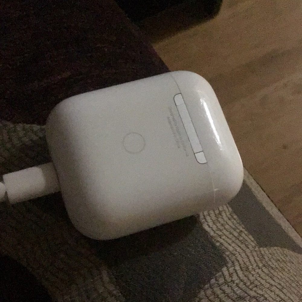AirPods charging case